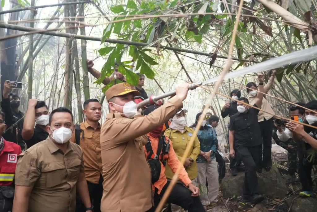 Gubernur Ria Norsan Padamkan Karhutla di Bukit Peramas