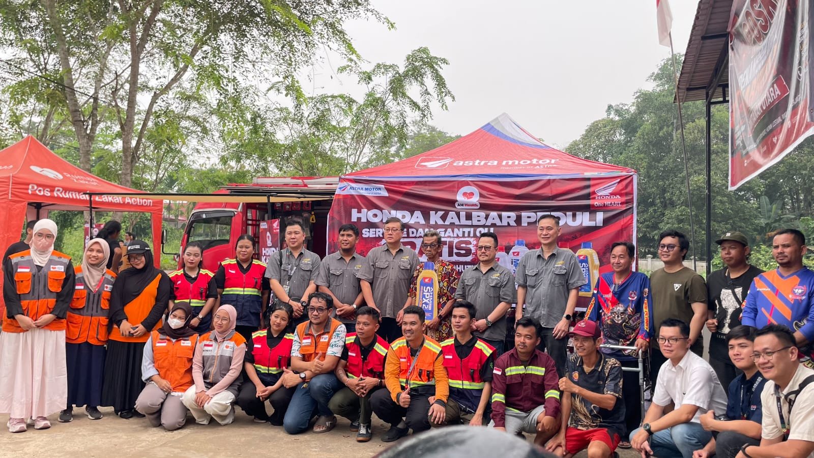 Astra Motor Kalbar memberikan servis motor dan ganti oli gratis bagi relawan karhutla di Pontianak.