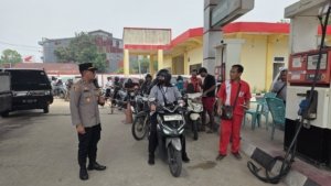 Pembatasan pembelian BBM dan imbauan wajib helm bagi pengendara motor di Delta Pawan, Ketapang.